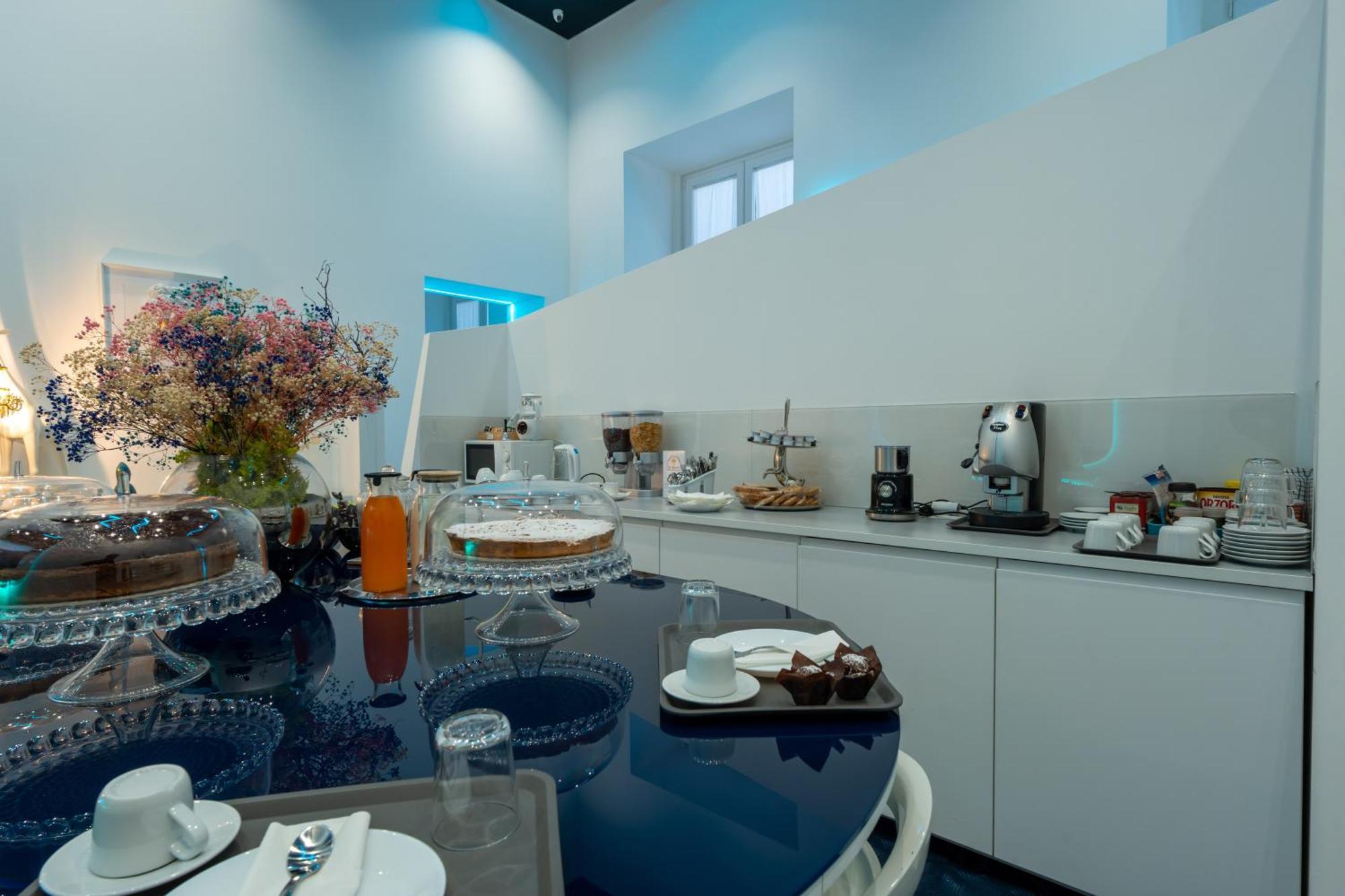 Skyhouse Chiaia Bed & Breakfast Наполи Екстериор снимка